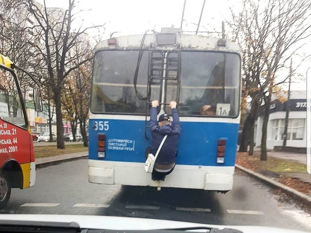 Ездил на троллейбусе: В Черкассах заметили юного зацепера (ФОТО)