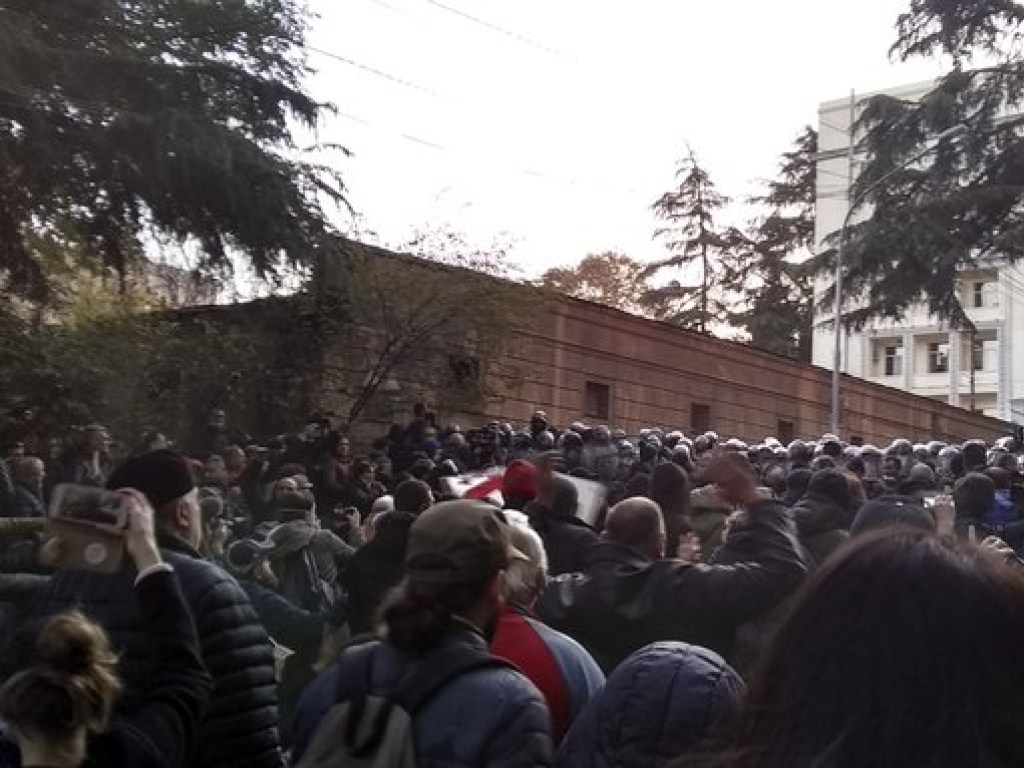 В Тбилиси силовики применили водомет против протестующих (ФОТО, ВИДЕО)
