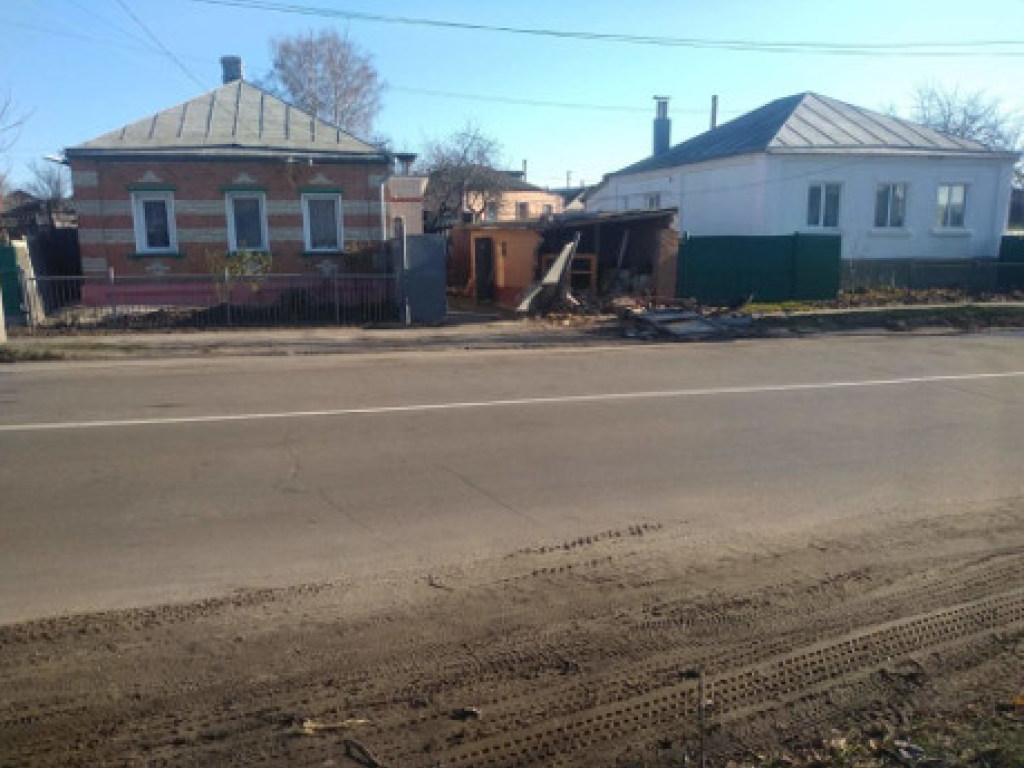 В Сумской области водитель Audi развалил кирпичную стену и снёс металлические ворота (ФОТО)