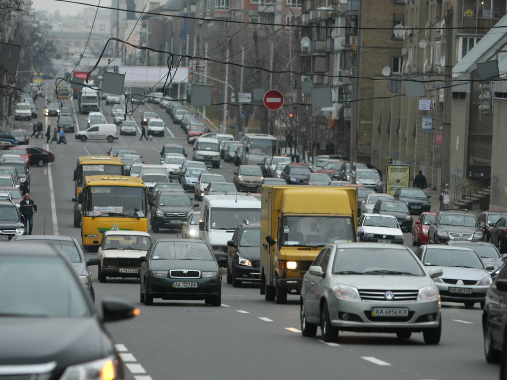 На дорогах Киева образовались 7-балльные пробки (КАРТА)