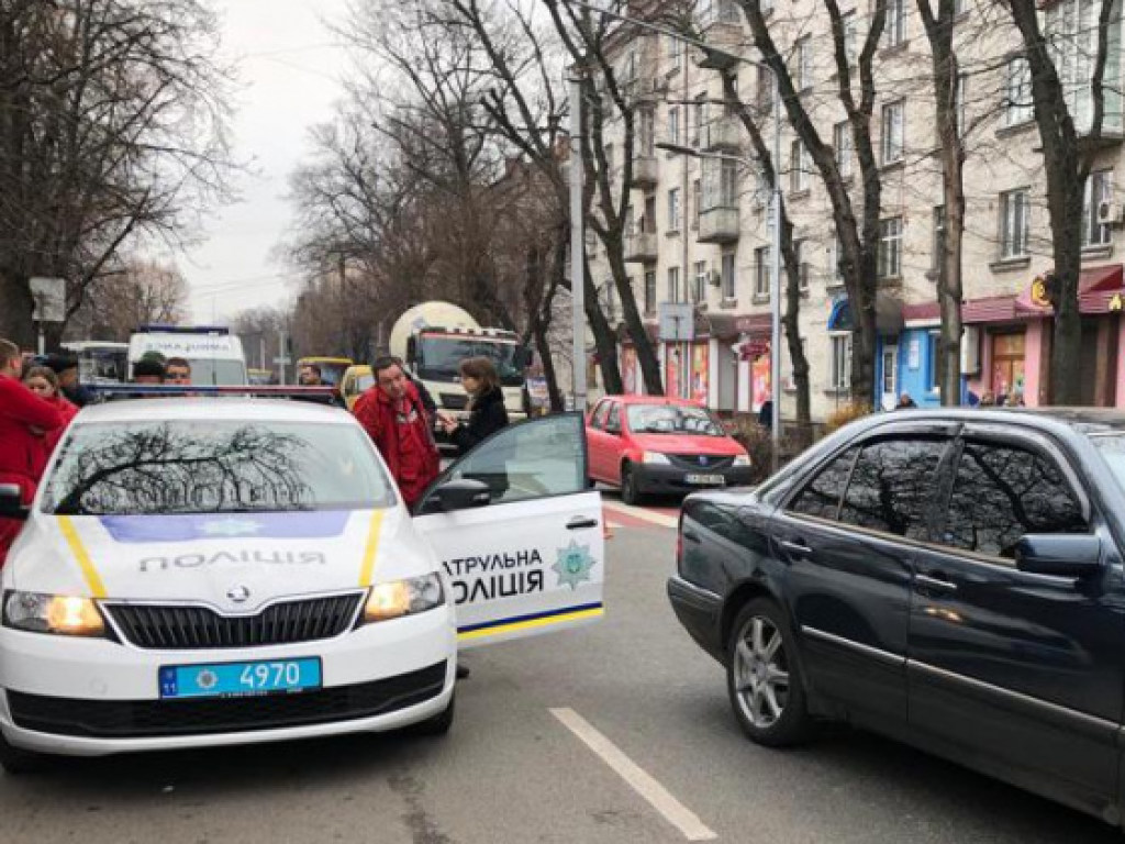 В Черкассах водитель на евробляхе сбил женщину и затолкал ее в свой Mercedes-Benz (ФОТО)