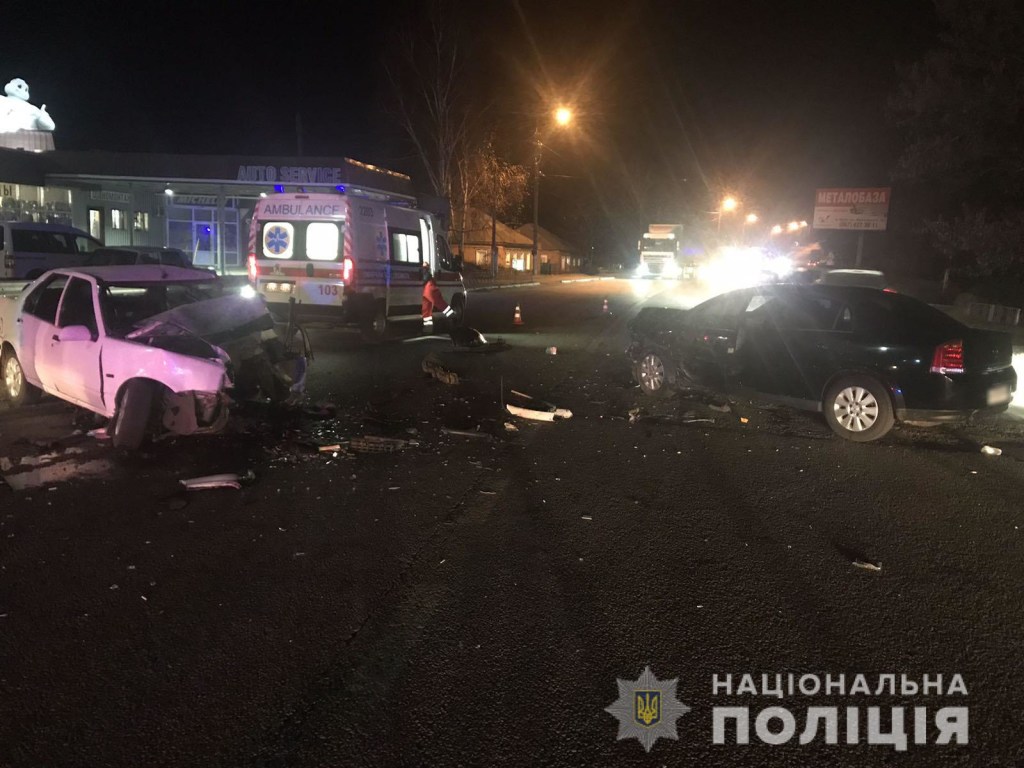 На Харьковщине в результате столкновения Renault и Opel пострадали двое людей (ФОТО)