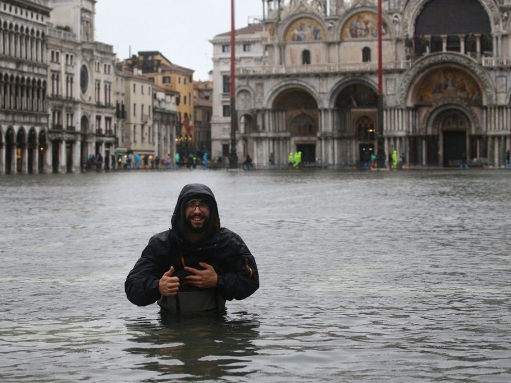 Потоп в Венеции: Парень «с лицом святого» превратил площадь возле храма в бассейн (ВИДЕО)