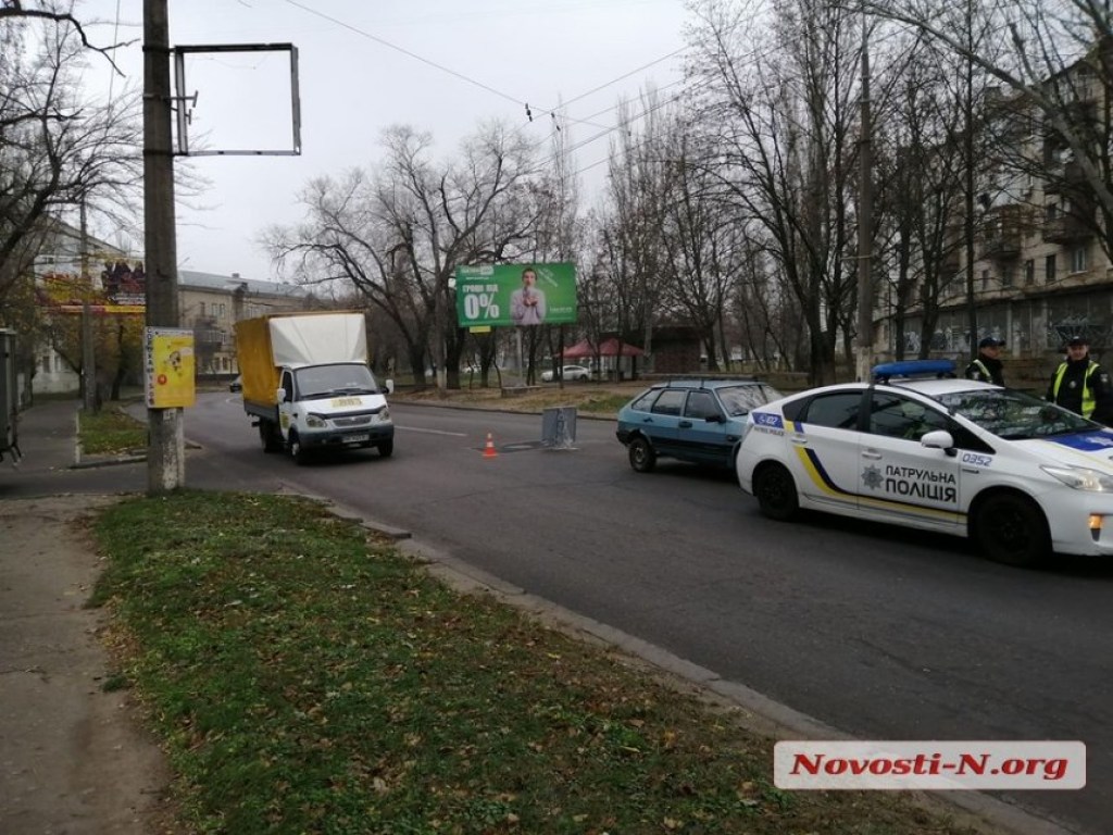 Патрульные резко притормозили: В Николаеве ВАЗ врезался в полицейское авто (ФОТО)