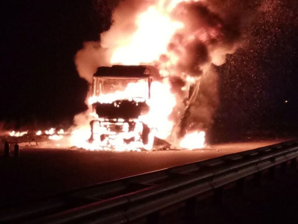 В Киевской области на дороге загорелся грузовик: в результате произошло массовое ДТП (ФОТО)