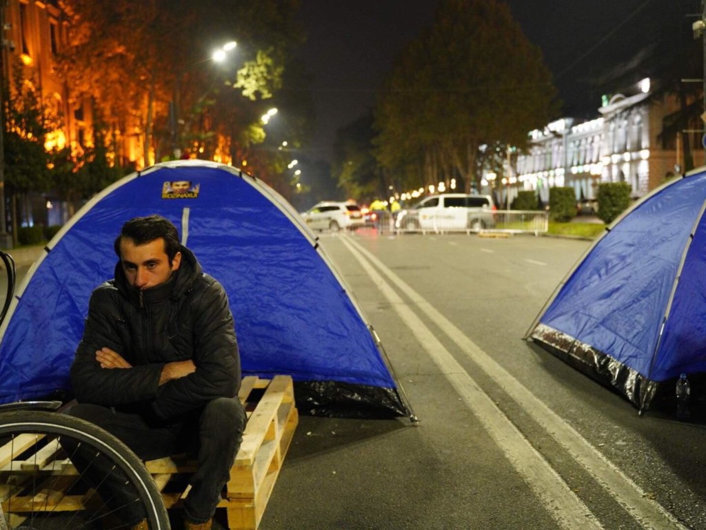 В Тбилиси протестующие снова установили палатки у парламента Грузии
