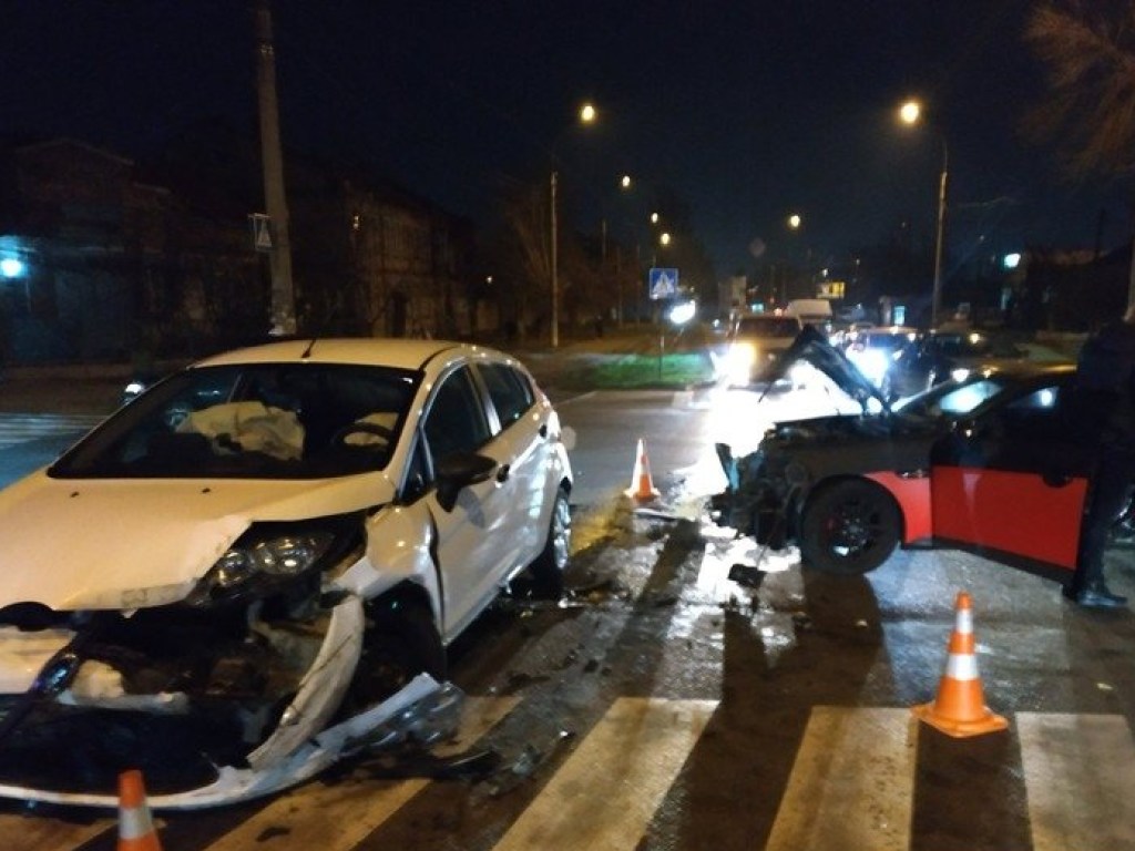 В центре Николаева автоледи на Hyundai протаранила Ford, есть пострадавшие (ФОТО)