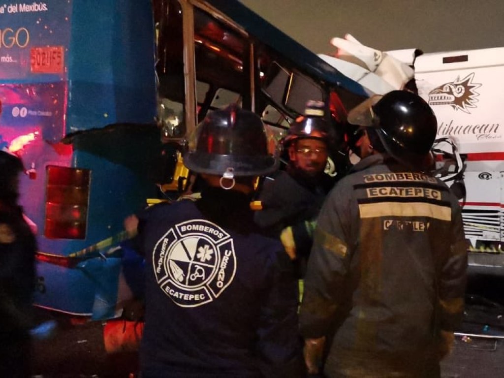 В Мехико столкнулись три автобуса: в результате ДТП погибли 11 человек (ФОТО, ВИДЕО)