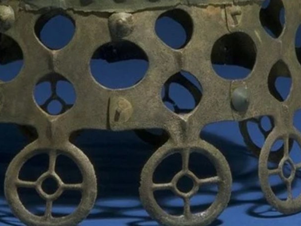 На болоте в Швеции нашли странный бронзовый артефакт (ФОТО)