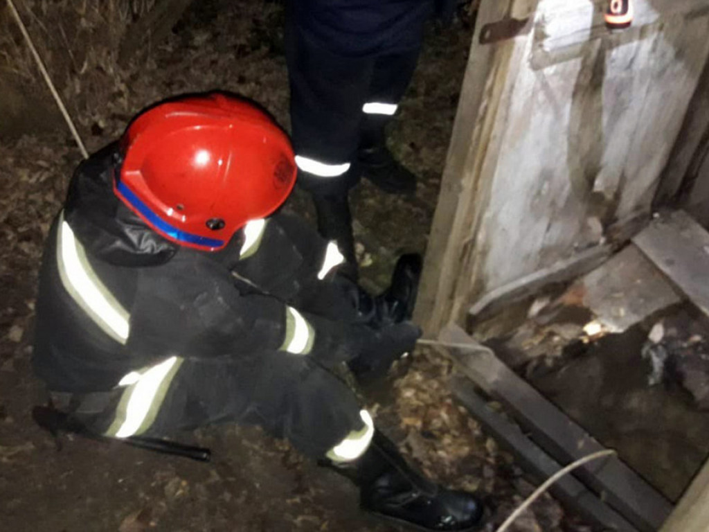 Под Днепром из семиметровой ямы с фекалиями спасатели достали мужчину (ФОТО)