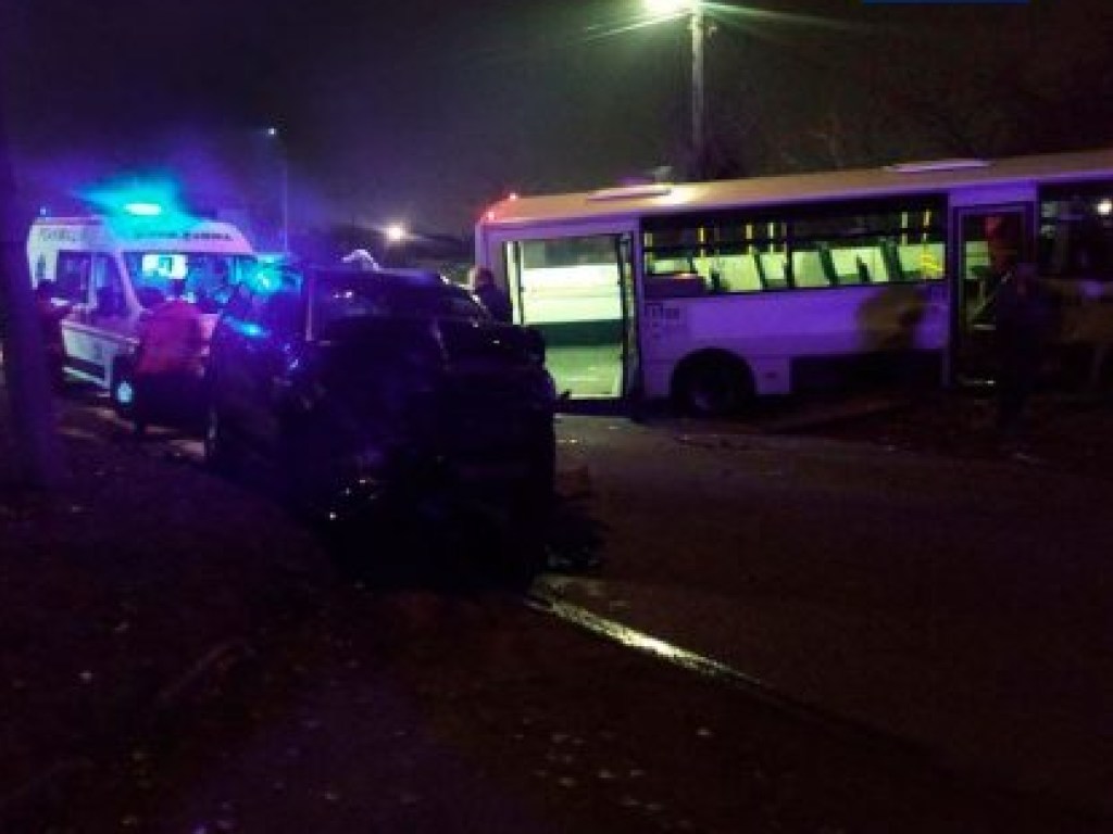 Водитель маршрутки устроил ДТП в Черкассах, есть пострадавшие (ФОТО)