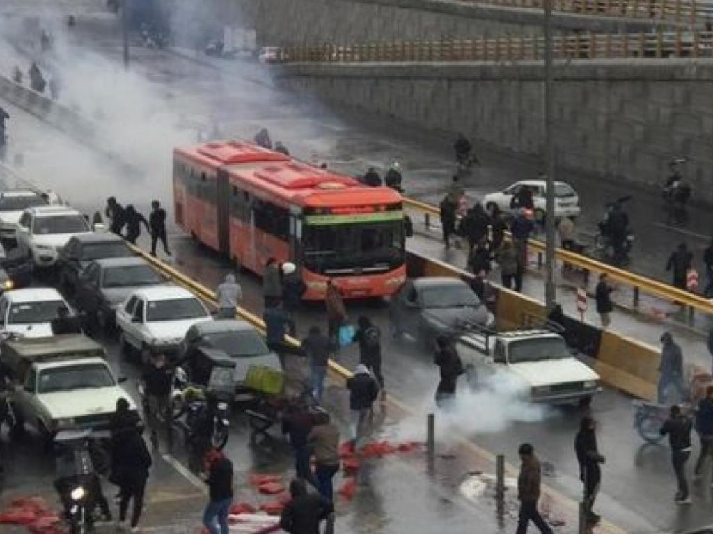 В результате массовых протестов в Иране погибли более 100 человек