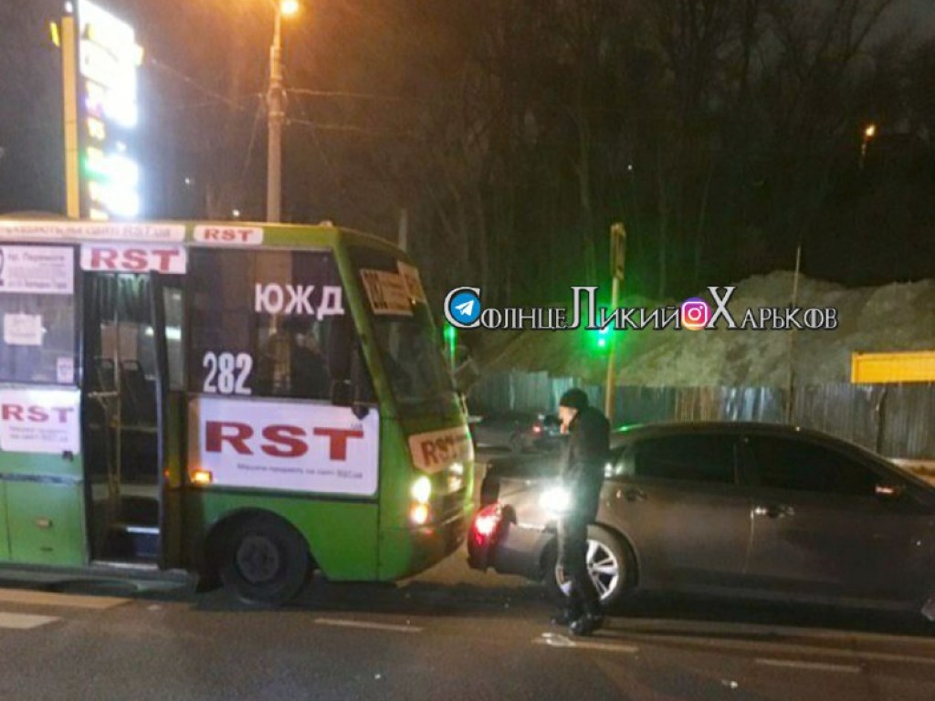 В Харькове маршрутка с пассажирами «догнала» иномарку (ФОТО)