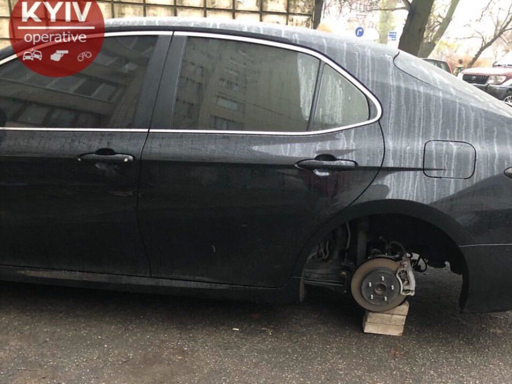 На Александровской слободке в Киеве припаркованная Toyota за ночь лишилась колес (ФОТО)