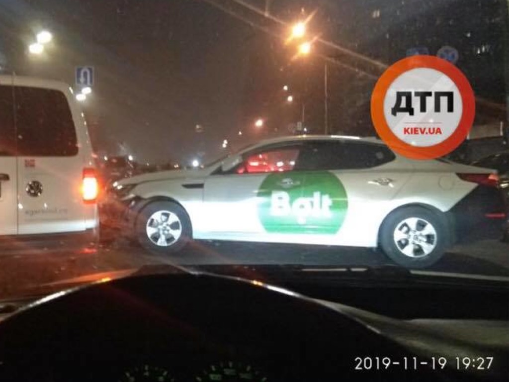 На Шулявке в Киеве такси протаранило Volkswagen (ВИДЕО)