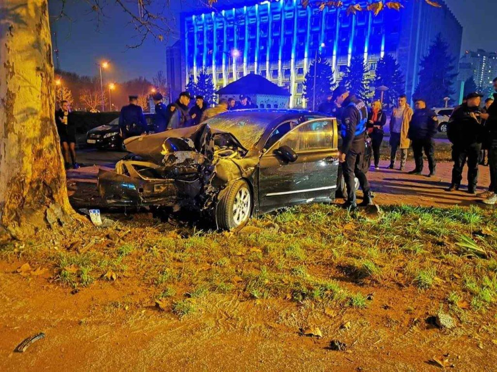 В Одессе Toyota Camry врезался в дерево: у иномарки сильные повреждения (ФОТО)