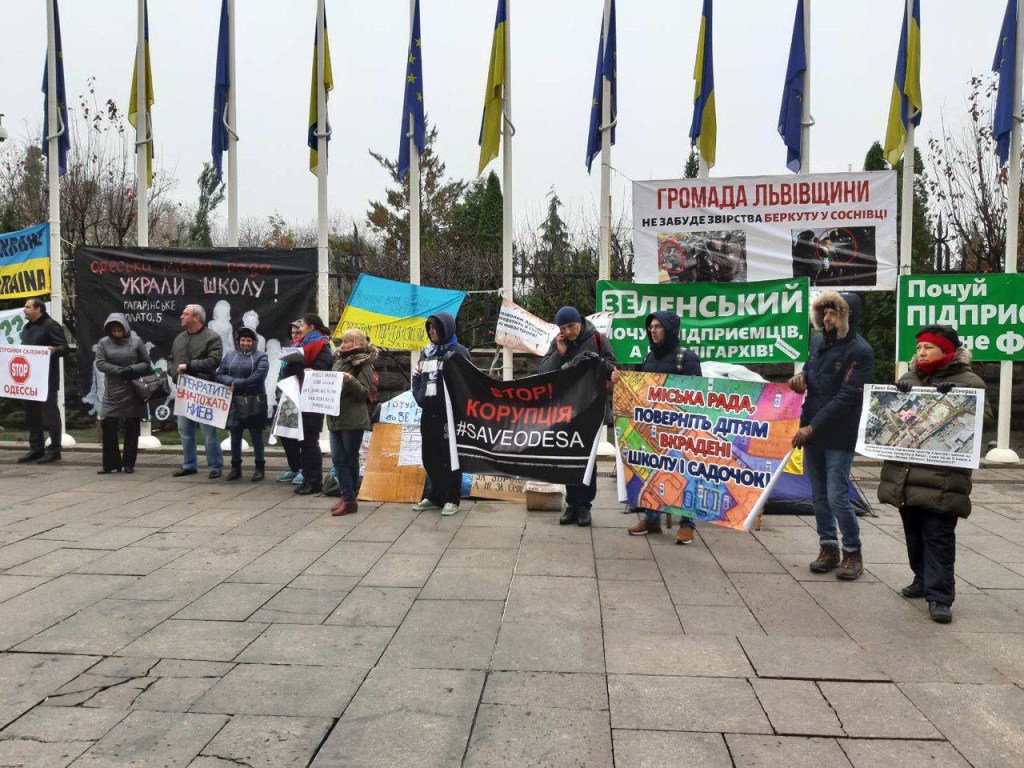 Немногочисленный пикет противников строительства на одесском Гагаринском плато прошел в Киеве 