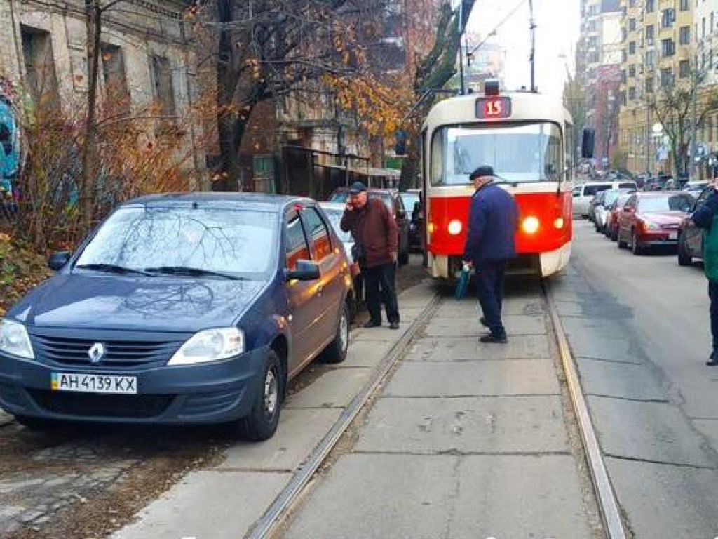 На Лукьяновке в Киеве «герой парковки» остановил электротранспорт (ФОТО)