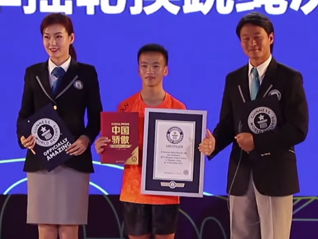 Уследить за его движениями невозможно: китайский подросток установил новый рекорд по прыжкам на скакалке (ФОТО, ВИДЕО) 
