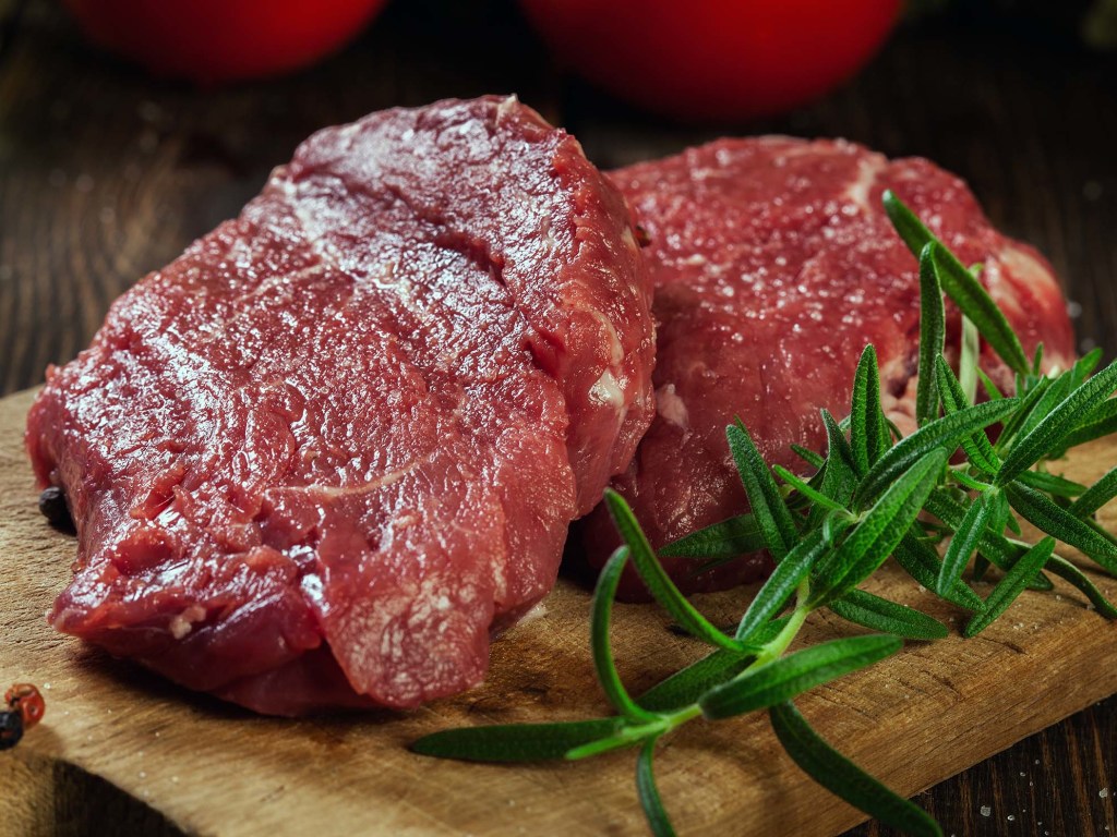 Медик опроверг вред для здоровья белого хлеба и красных сортов мяса