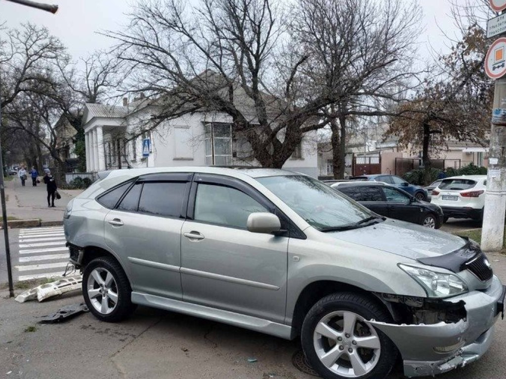 ДТП в Николаеве: на перекрестке столкнулись Lexus и Volkswagen (ФОТО)