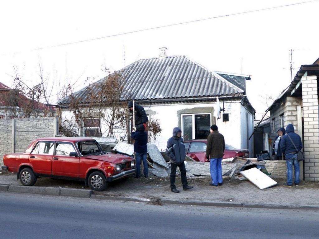 В Днепре из-за гололеда Mazda влетела во двор частного дома и задела ВАЗ (ФОТО)