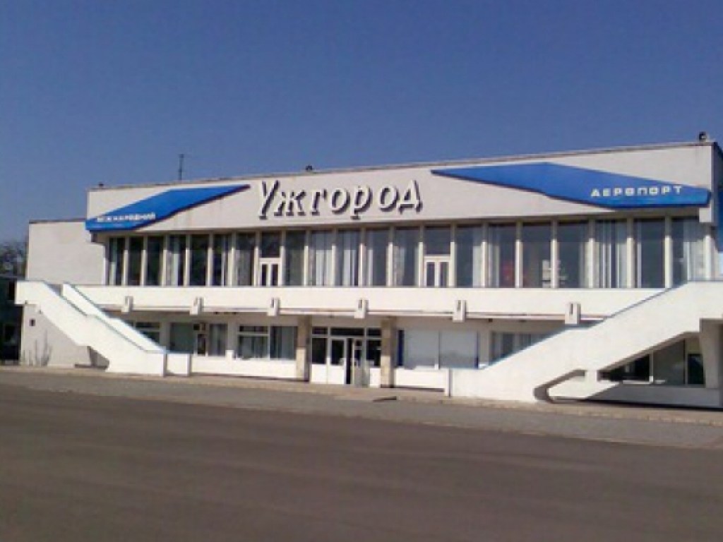 Работники аэропорта в Ужгороде объявили забастовку (ВИДЕО)