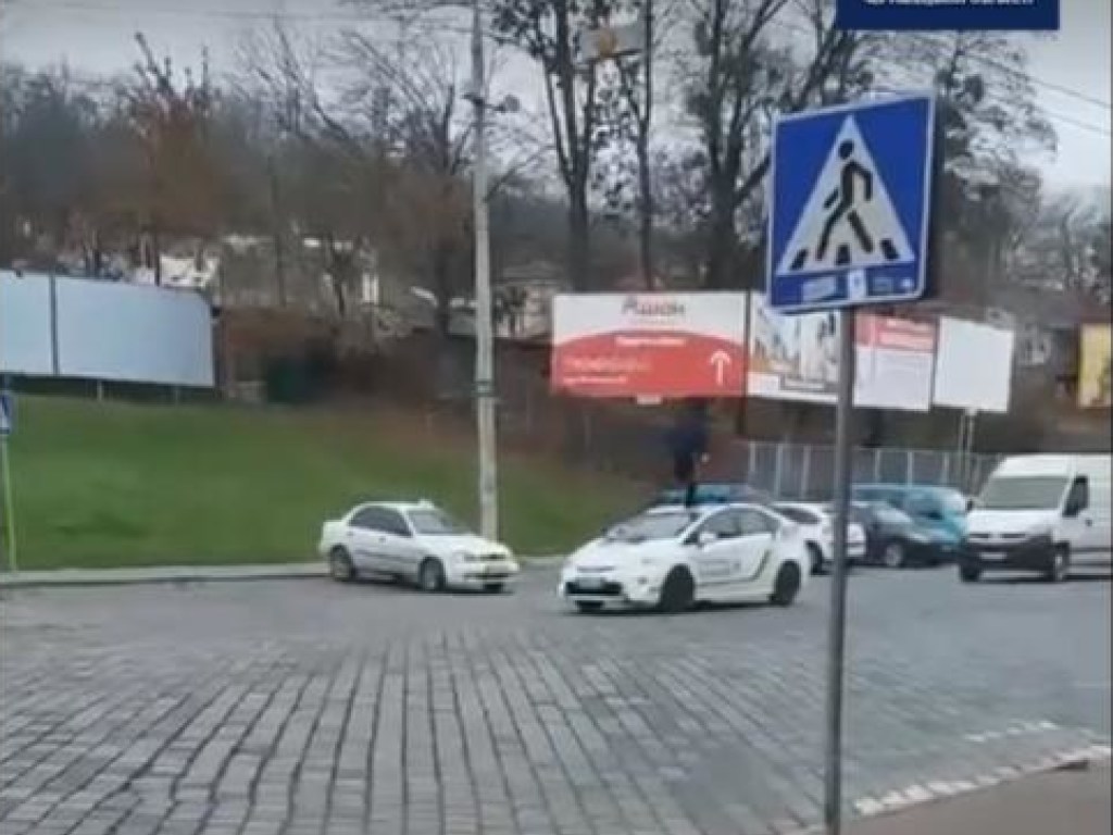 Все ради «лайков»: 19-летний парень пробежался по автомобилю патрульных в Черновцах (ФОТО, ВИДЕО)