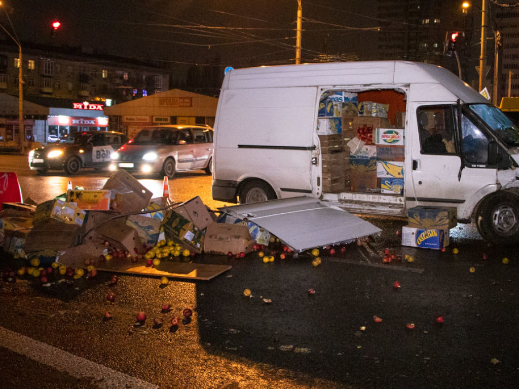На столичной Шулявке Honda протаранила микроавтобус: яблоки перекрыли проспект (ФОТО, ВИДЕО)