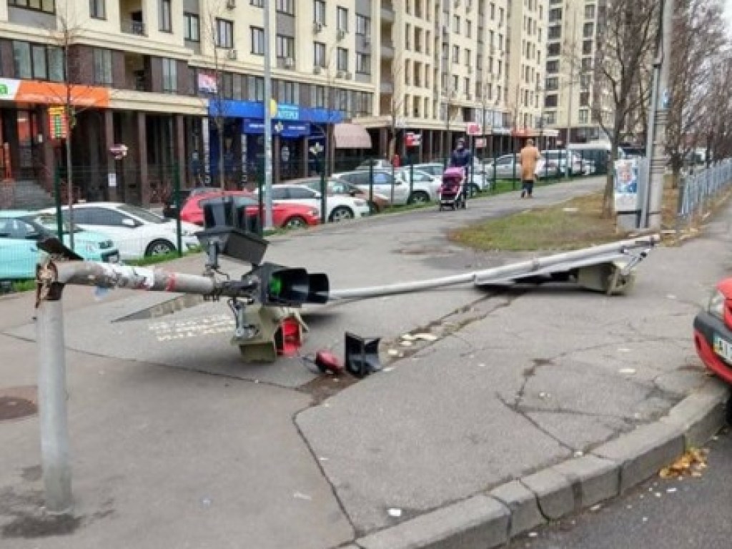 На столичных Теремках из-за сильного ветра рухнул светофор (ФОТО)