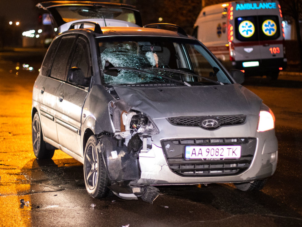 На Троещине в Киеве Hyundai сбил насмерть женщину, перебегавшую дорогу (ФОТО, ВИДЕО)
