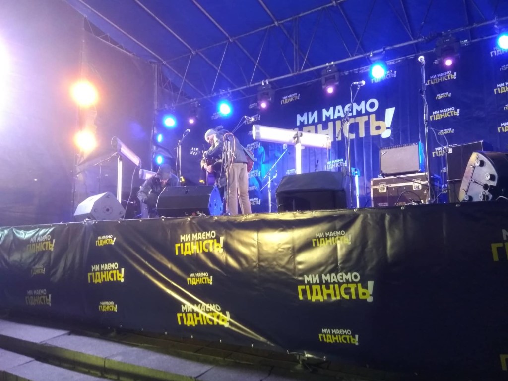 День достоинства и свободы: На Майдане начался праздничный концерт, но желающих его посмотреть нет (ФОТО)