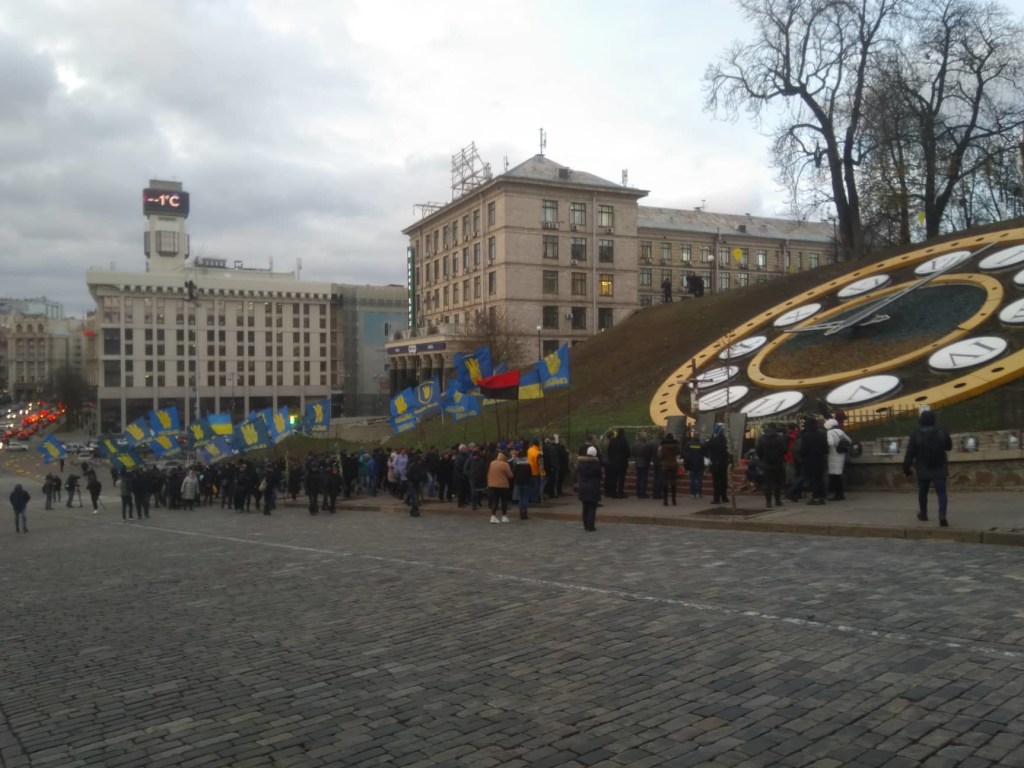В Киеве началось шествие националистов: На месте не более 100 активистов (ФОТО)