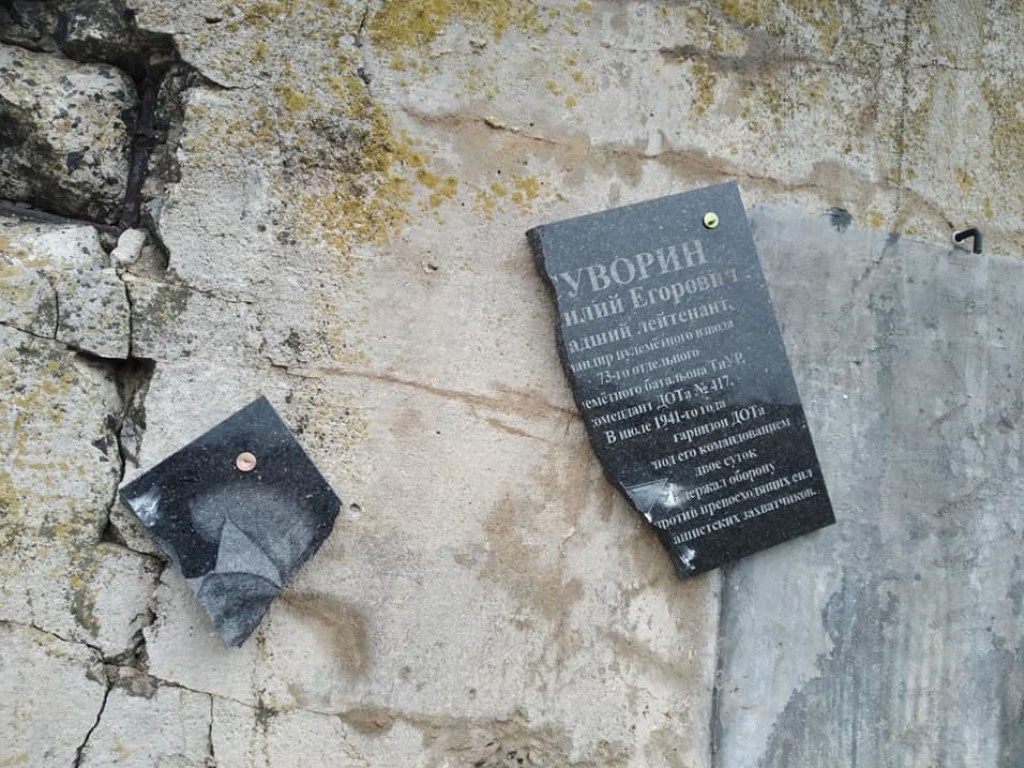 В Молдове разбили мемориальные плиты советским солдатам (ФОТО)