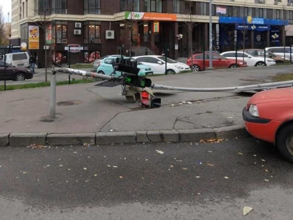 На столичных Теремках из-за сильного ветра рухнул светофор (ФОТО)