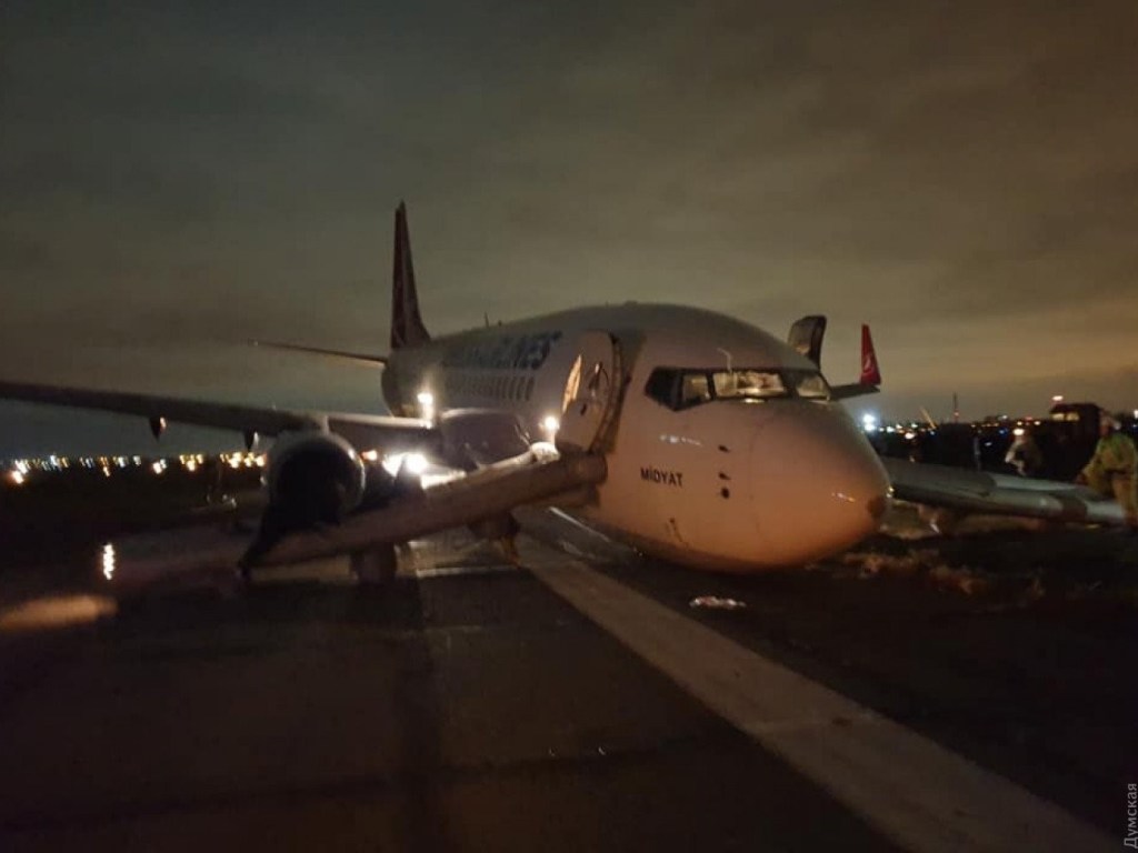 ЧП с самолетом Boeing 737 в одесском аэропорту: появилось видео эстремального приземления