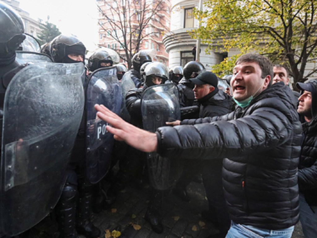 В Грузии произошли столкновения активистов и полиции возле офисов провластных депутатов (ФОТО)