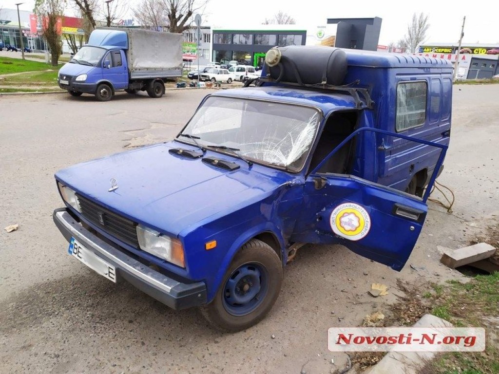 В Николаеве микроавтобус врезался в служебное авто облтеплоэнерго (ФОТО)