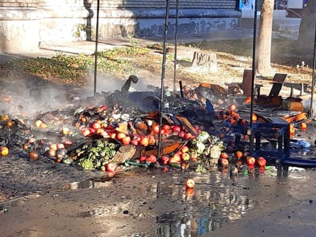 Человек сгорел заживо: В Запорожье произошел пожар в торговой палатке (ФОТО)