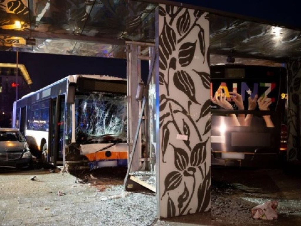 В Германии в результате ДТП с рейсовым автобусом погиб человек, еще 23 человека получили травмы (ФОТО)