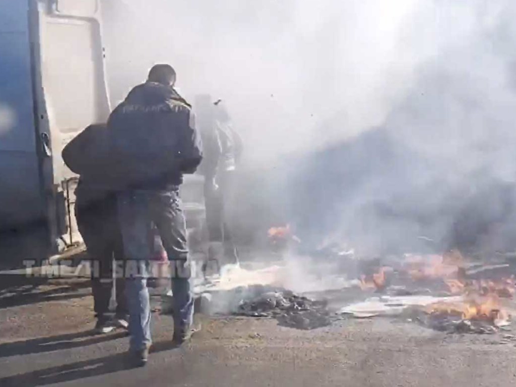 Водитель выбросил обугленные вещи: В Харькове на ходу в автомобиле произошел пожар (ФОТО, ВИДЕО)
