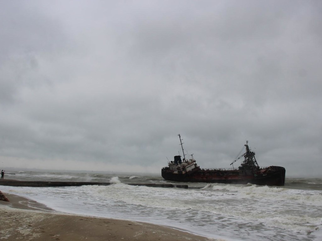 Шторм мешает ликвидировать экологические последствия крушения танкера под Одессой