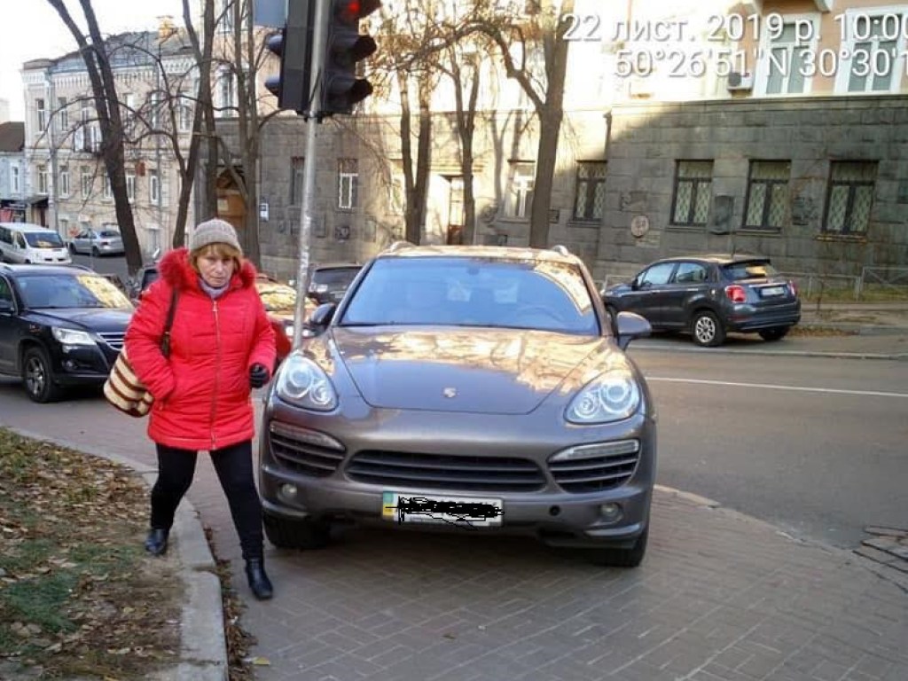 «Операция эвакуация»: в центре Киева Porsche героя парковки «приглянулось» инспекторам (ФОТО)