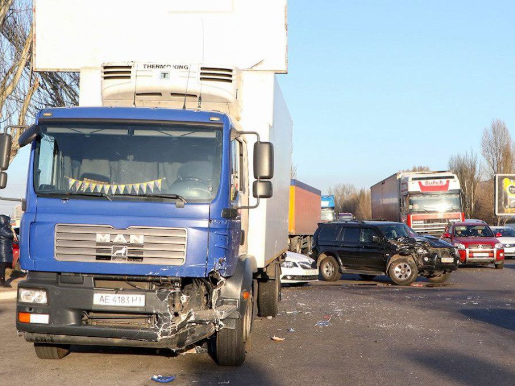 В Днепре возле ТЦ столкнулись грузовик и Mitsubishi: у внедорожника значительные повреждения (ФОТО)