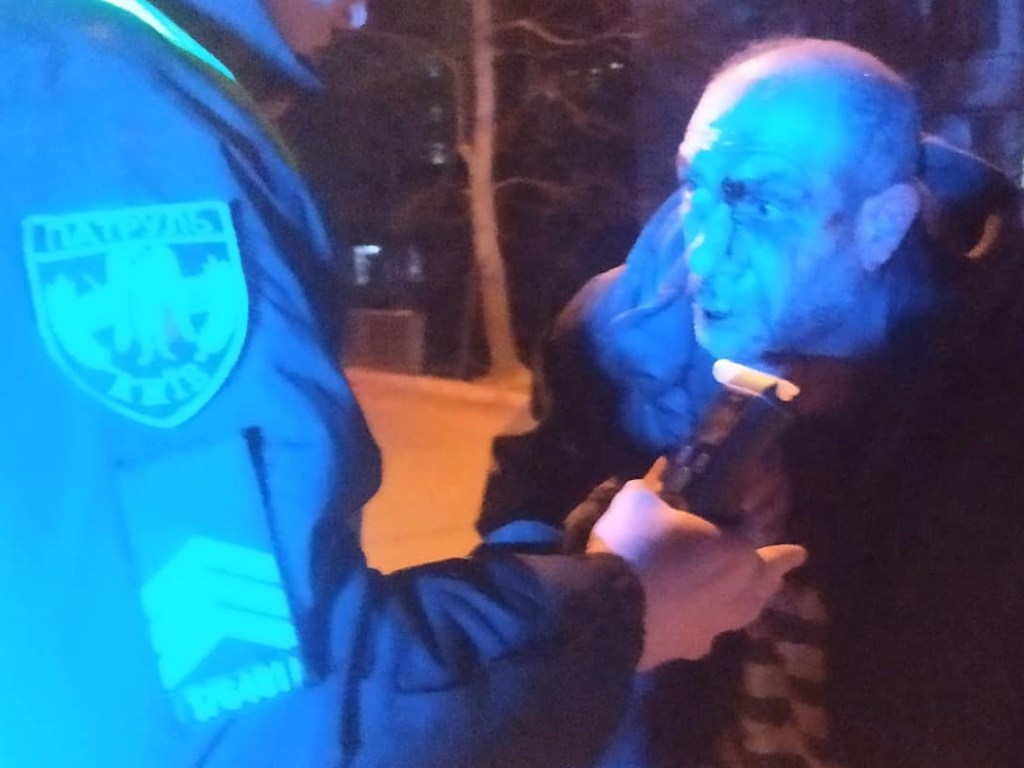 В Голосеево в Киеве агрессивный пьяный водитель «Таврии» поставил на уши патрульных (ФОТО)