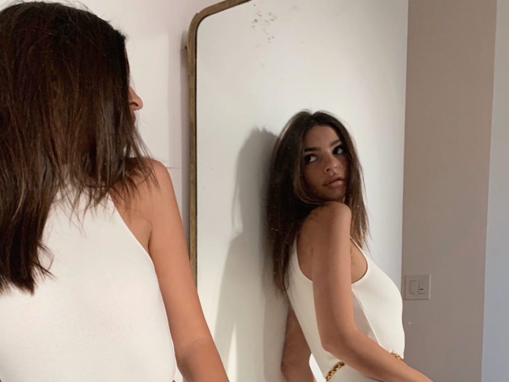 Ратаковски продемонстрировала свои прелести в белом обтягивающем комбинезоне (ФОТО)