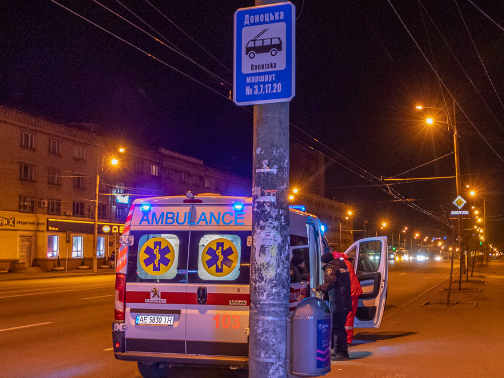 В Днепре окровавленный пассажир троллейбуса не дождался помощи медиков (ФОТО)
