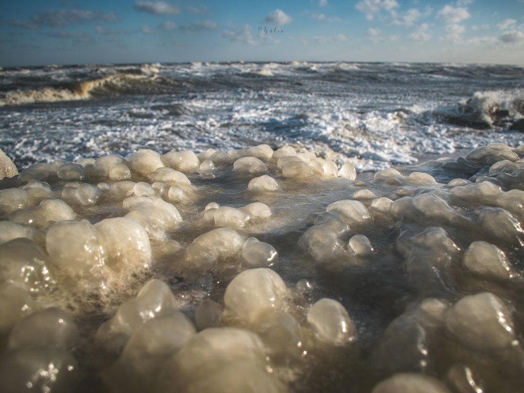 Море во льду: на побережье Азовского моря запечатлели удивительный пейзаж (ФОТО)
