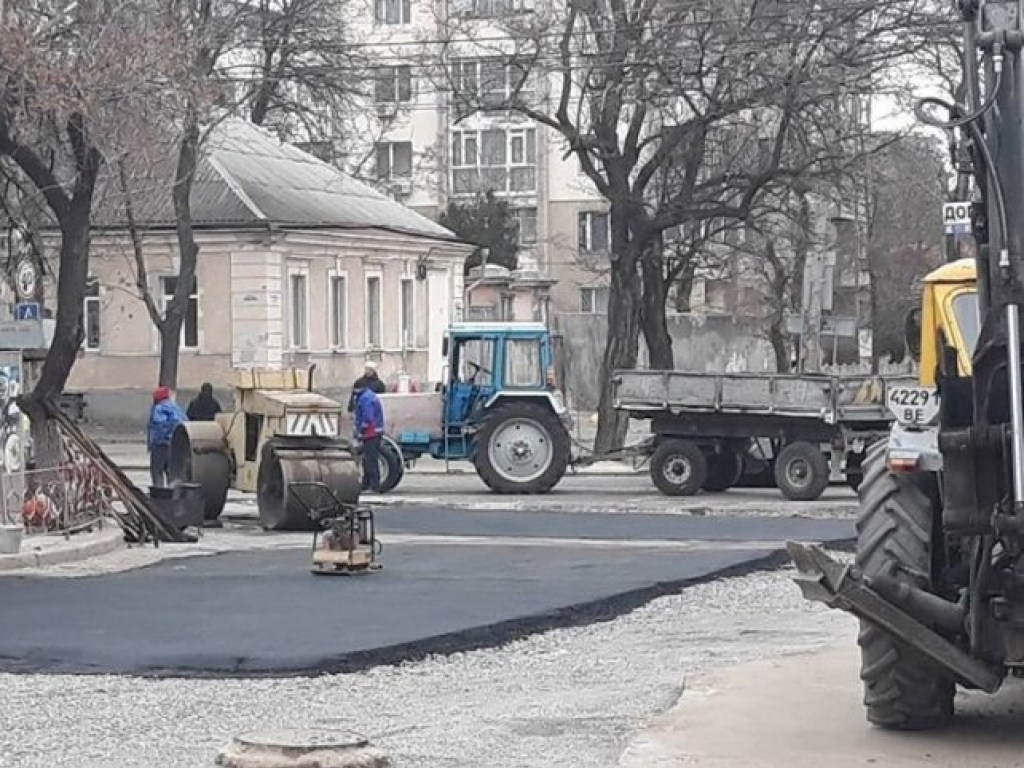 Николаевские коммунальщики решились на укладку асфальта в мороз (ФОТО)