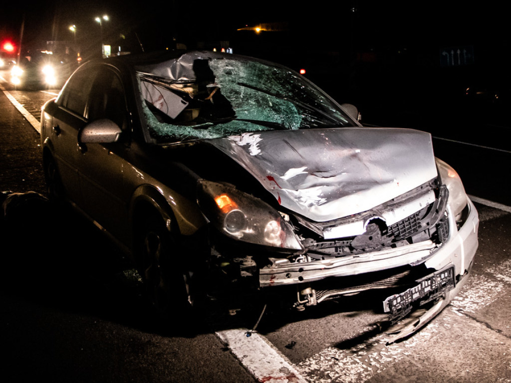 Жуткое ДТП на черниговской трассе под Киевом: мчавшийся Opel насмерть сбил пару (ФОТО, ВИДЕО)